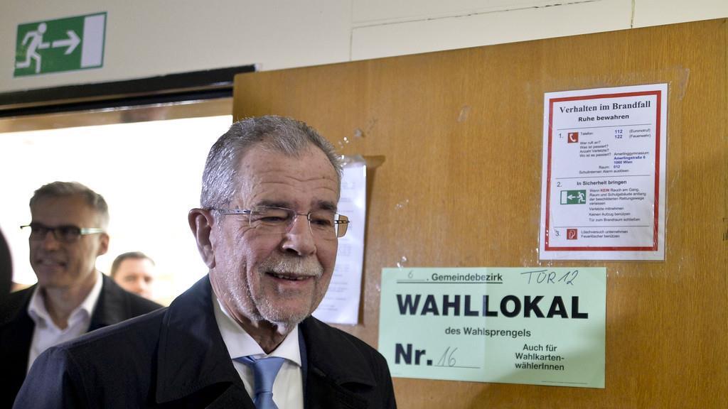 Kandidaten geben ihre Stimme ab