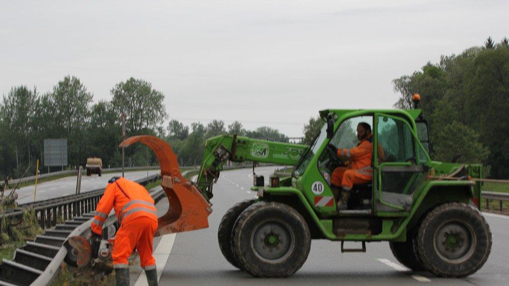 Aufräumarbeiten an der A8