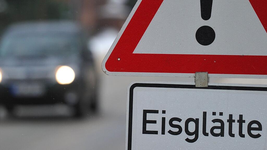 Bei Eisglätte muss die Geschwindigkeit um 70 Prozent reduziert werden.
