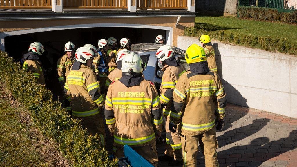 Auto stürzt von Grageneinfahrt