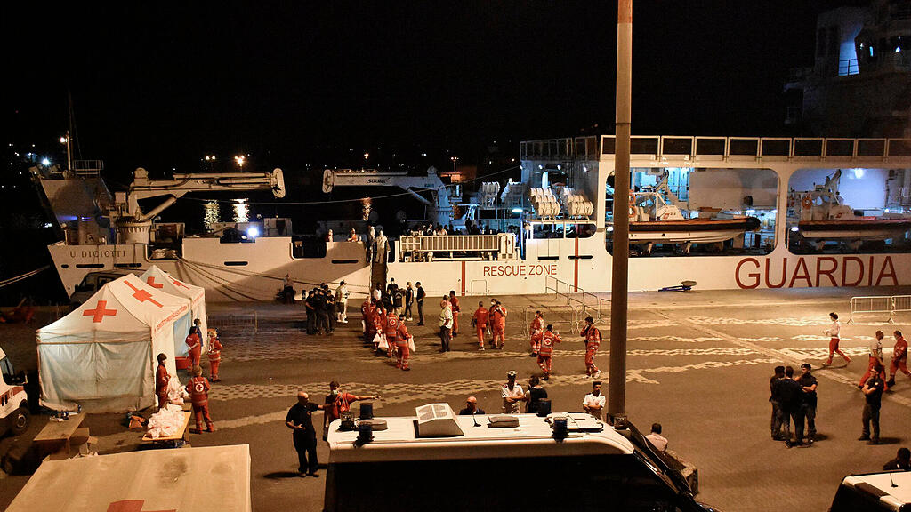 Die Migranten durften das Schiff am Sonntag verlassen.