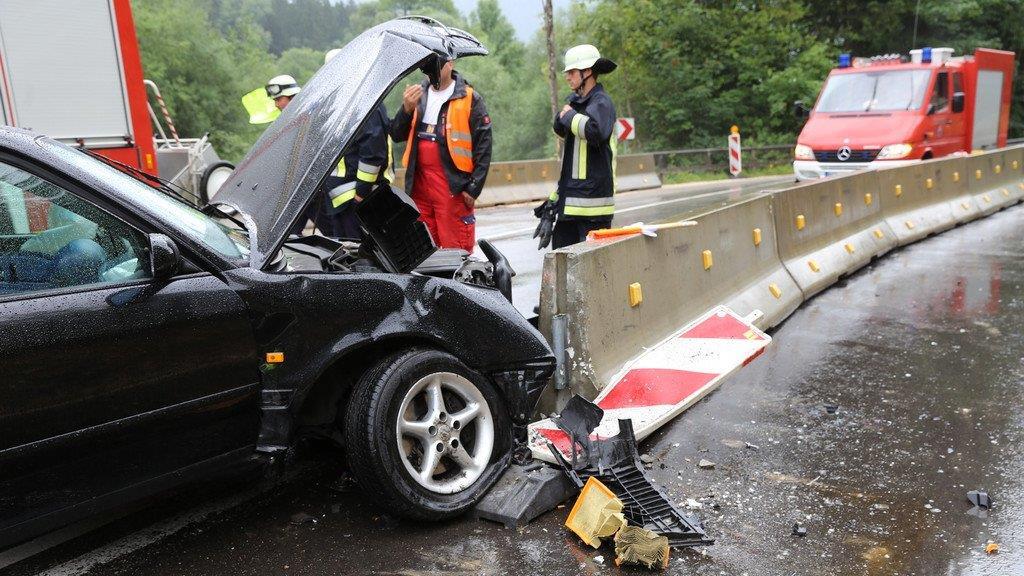Pkw prallt in Betonleitwand
