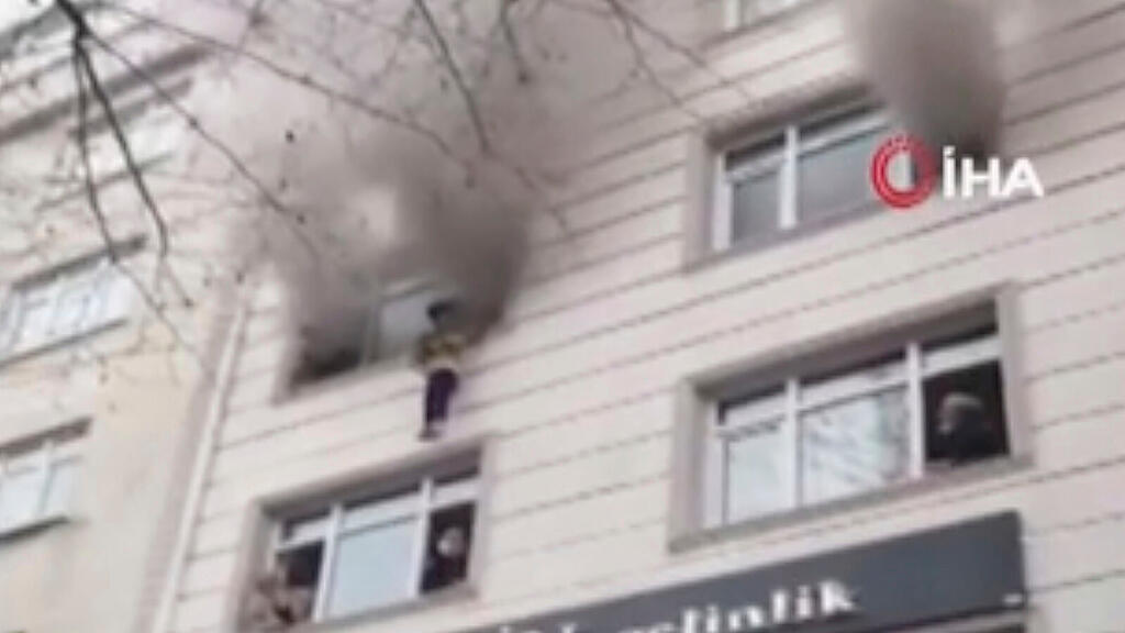 Brand in Istanbul: Mutter rettet Kinder mit Wurf aus Fenster