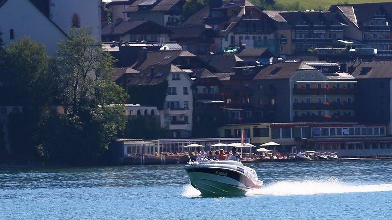 Polizeiboot im Wasser
