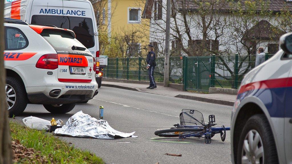 Fahrradfahrer kollidiert mit Pkw in der Stadt Salzburg: Schwer verletzt