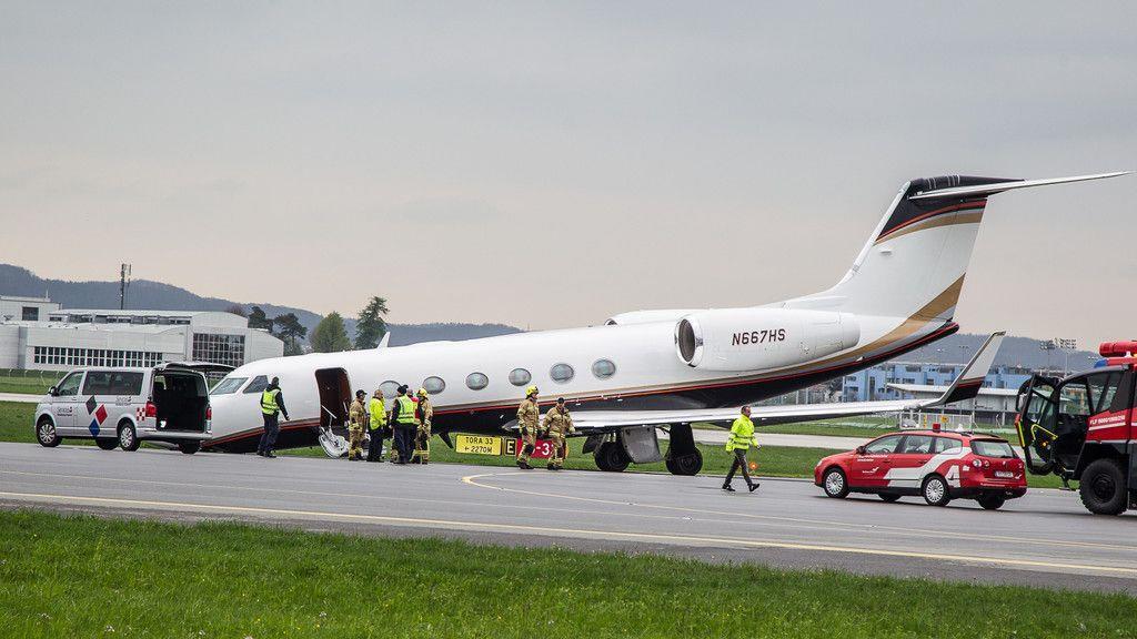 Salzburg Airport: Flugzeugfahrwerk knickt nach Rücklandung ein