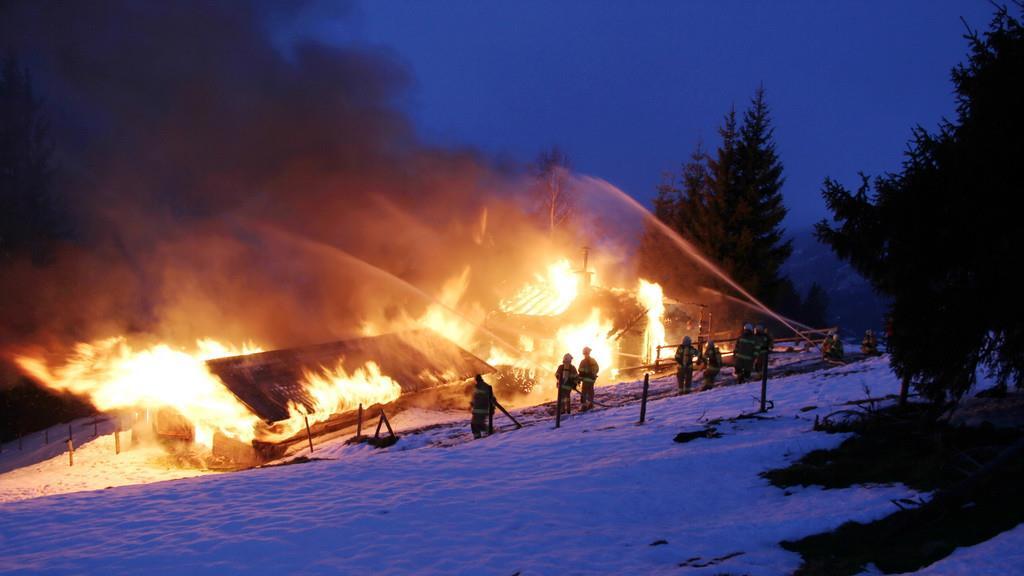Ederalm in Saalbach-Hinterglemm in Vollbrand, III