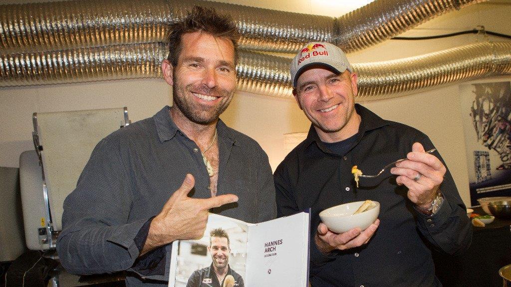 Sportler kochen im Hangar-7