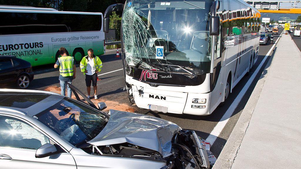 Unfall mit Pkw und zwei Bussen bei Anschlussstelle Hagenau