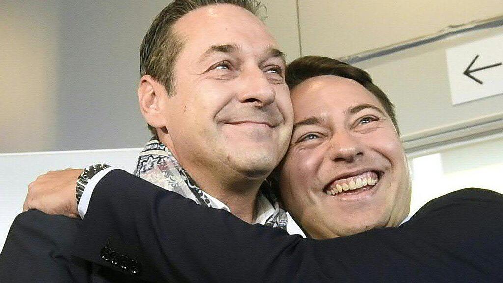 FPÖ-Spitzenkandidat Manfred Haimbuchner und FPÖ-Bundesparteiobmann Heinz-Christian Strache freuen sich sichtlich über das Ergebnis.