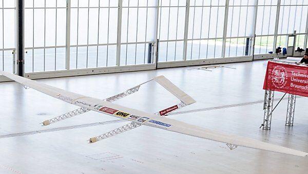 Der 18 Meter breite Flieger legte 20 Meter zurück