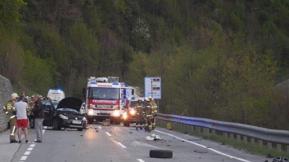 Drei Pkw waren an dem Unfall in Werfen beteiligt.