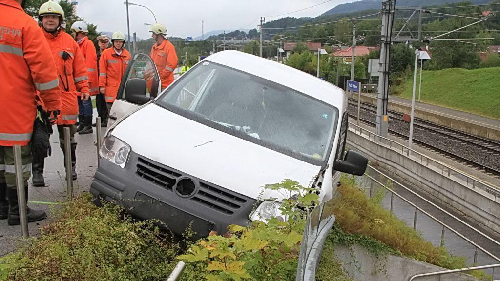 Ein Geländer bohrte sich in das Fahrzeug und verhinderte dadurch ein Abstürzen.