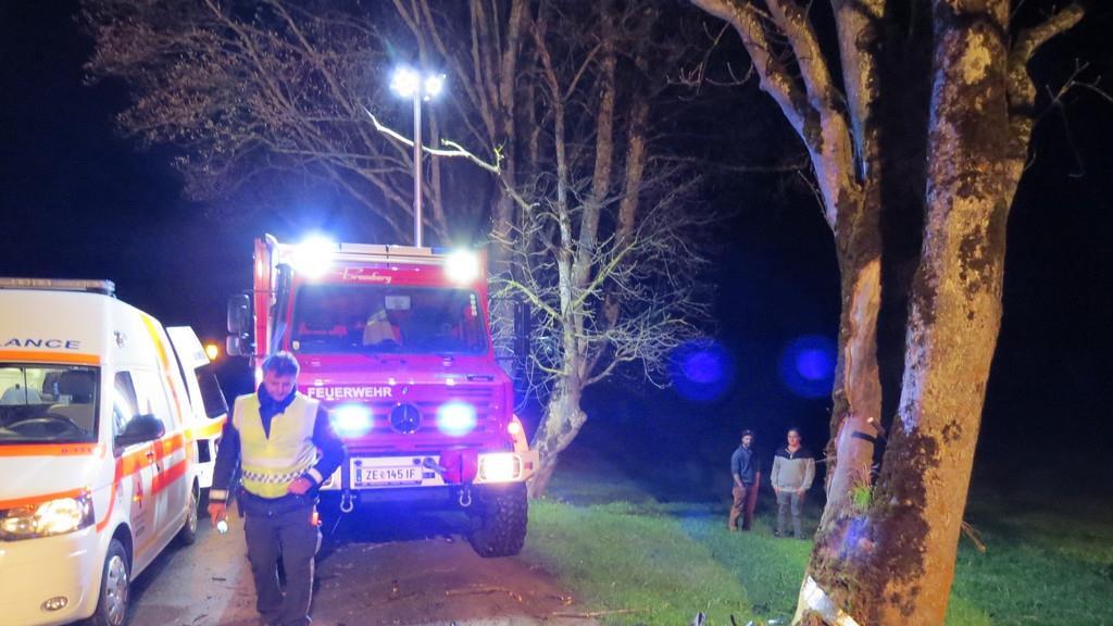 Auto knallt in Bramberg gegen Baum