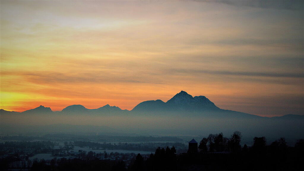 1. Adventlichterlflug der Paragleiter \u00fcber der Stadt Salzburg