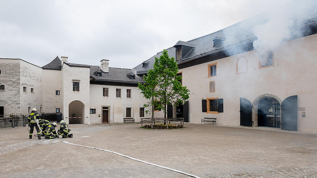 Feuerwehr-Übung auf der Festung, II