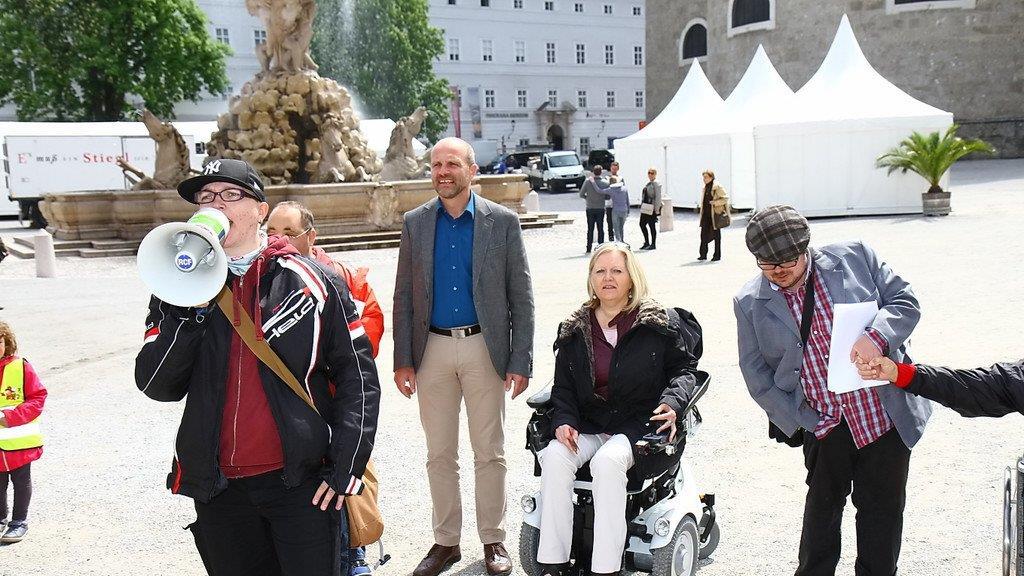 Menschenkette am Residenzplatz