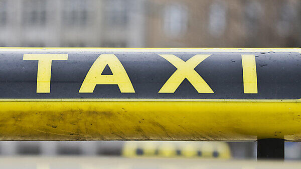 Mit vereinten Kräften wurde das Taxi angehoben