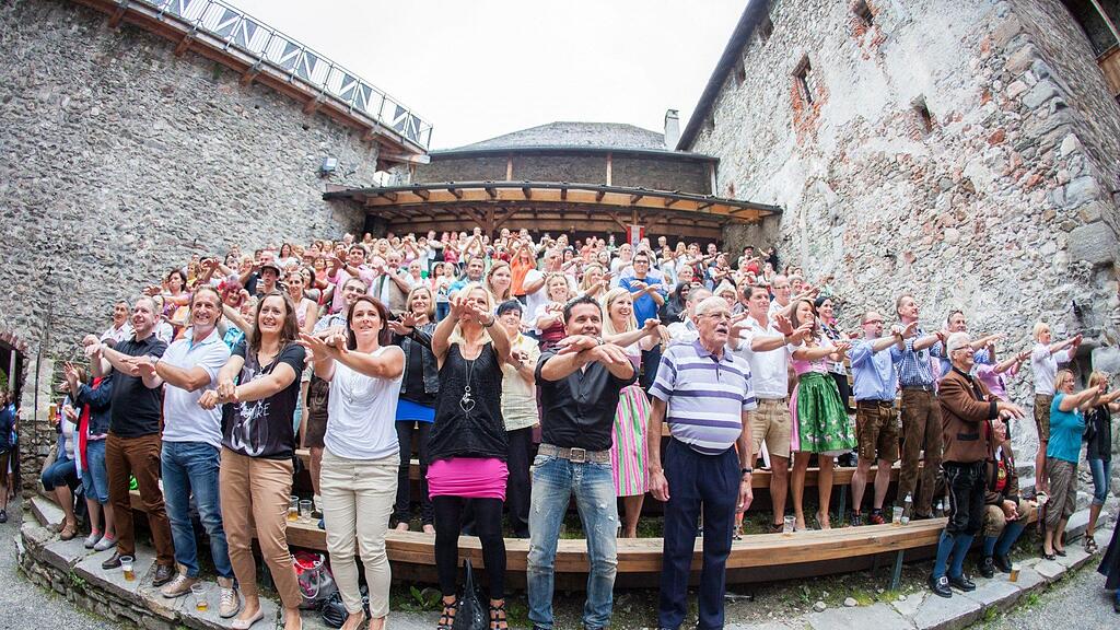 Konzertbesucher, Stars und viele Helfe genossen den Abend auf der Burg Kaprun.