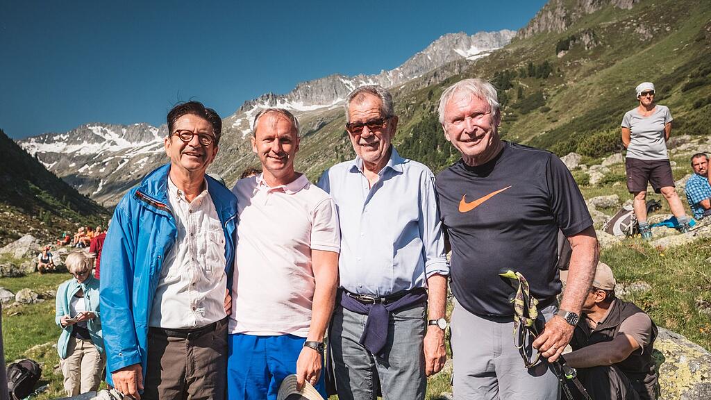 Auf der Windbachalm am Weg zum Krimmler Tauern: Michael Kerbler (li.), Bürgermeister Erich Czerny, Bundespräsident Alexander van der Bellen und Ernst Löschner, Initiator des Alpine Peace Crossing.