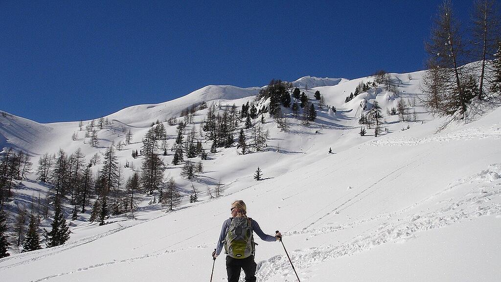backcountry-skiiing-gfc57e3936_1280_Image by Simon from Pixabay .jpg
