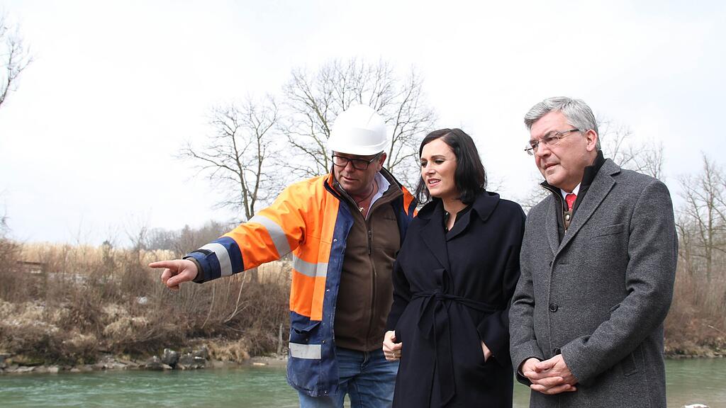 Köstinger und Schwaiger (rechts) lassen sich die Fortschritte beim Hochwasserschutz zeigen.