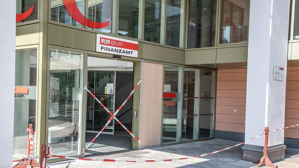 Eingang beim Finanzamt verwüstet