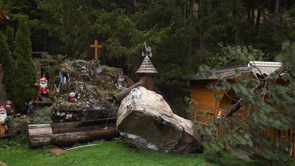 Ein Felssturz sorgte für Schäden in einem Garten im Lungau.