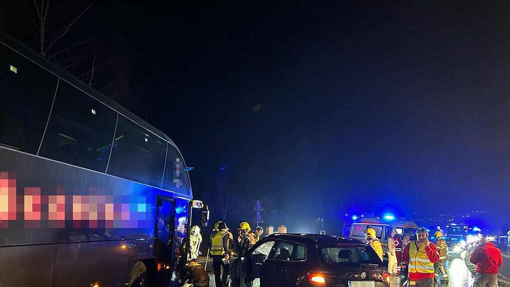 Saalfelden: Reisebus contra Pkw