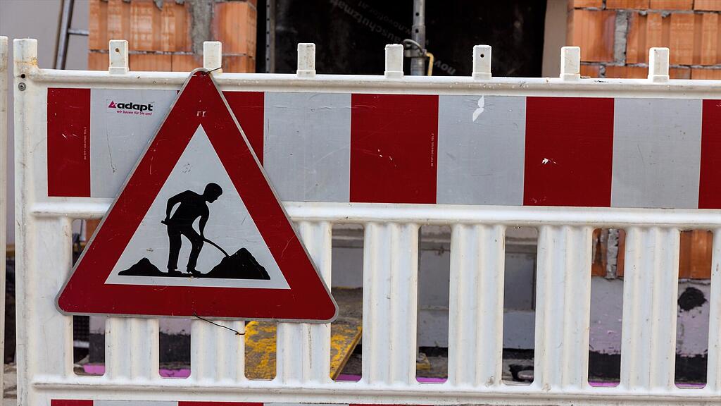 Der Arbeiter ist auf der Baustelle abgestürzt.