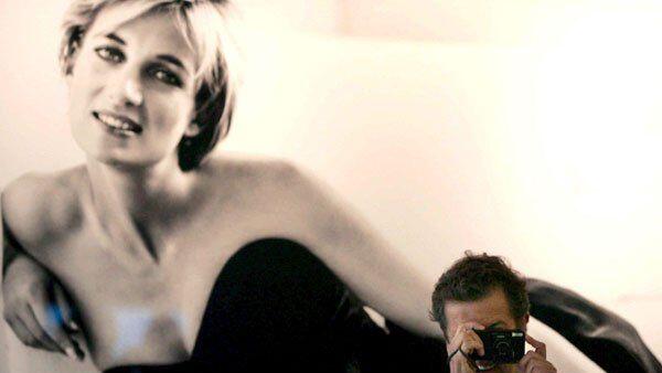 Mehrere Kleider in denen Lady Di vom berühmten Fotograf Mario Testino abgelichtet wurde, werden versteigert.