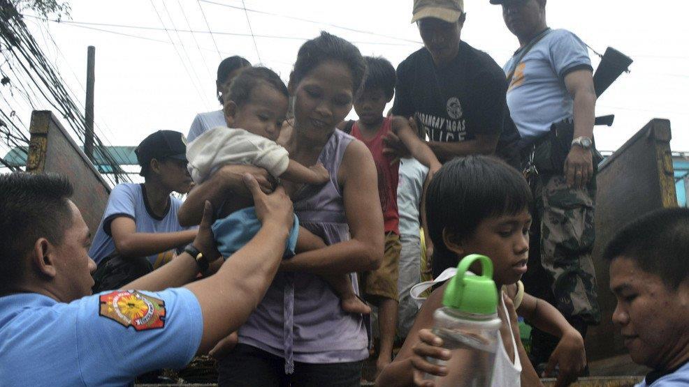 Super-Taifun Haiyan trifft Philippinen: Massenevakuierungen
