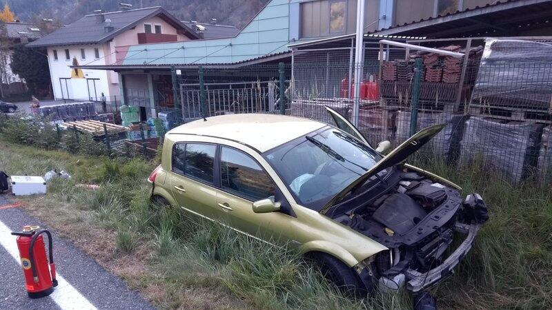 Auf der B311 krachte ein vollbesetztes Auto in den Straßengraben.