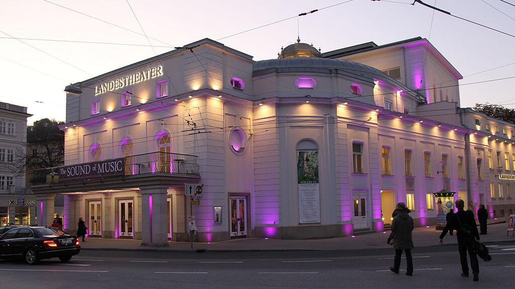 Der am 16. Juli entlassene kaufmännische Direktor des Theaters, der angeblich anzügliche SMS an Mitarbeiterinnen verschickt haben soll, hatte das Land auf Wiedereinstellung geklagt.