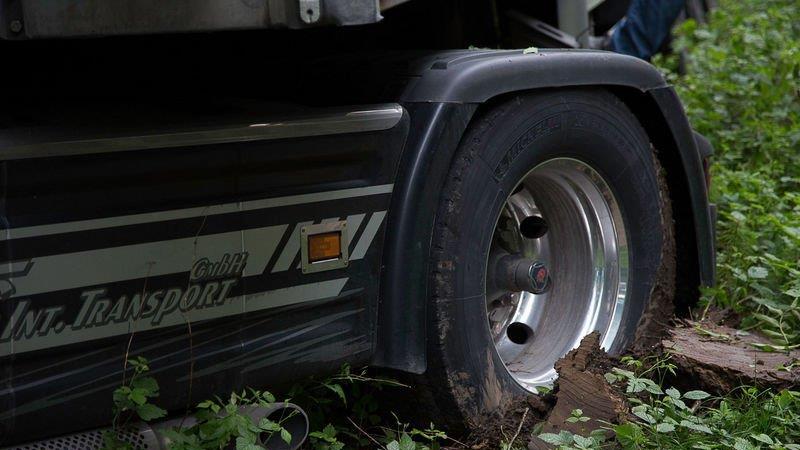 B20: Lkw kracht in Bäume