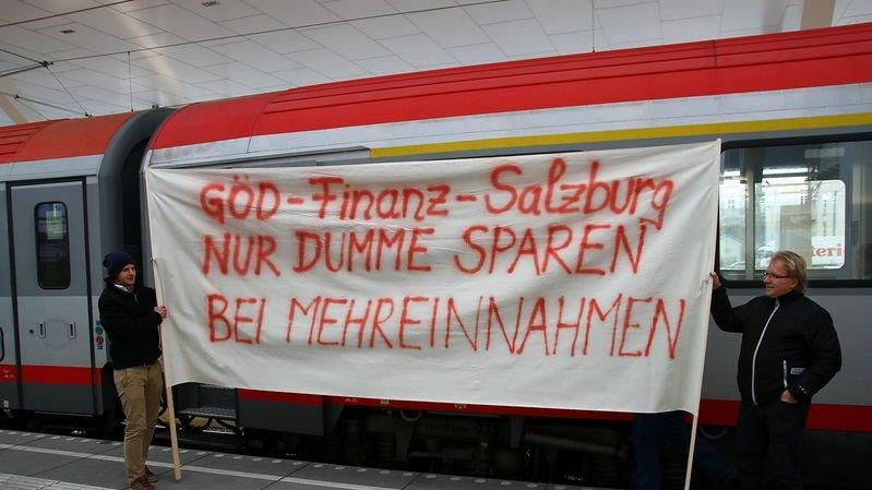 Salzburger Demonstranten am Weg nach Wien