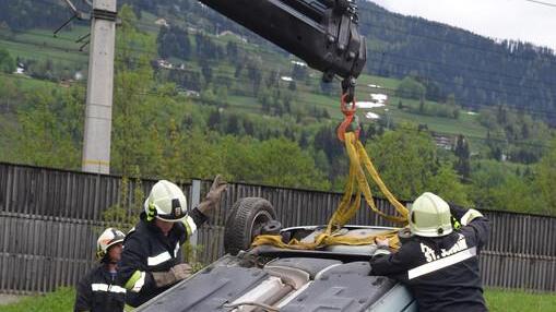 St. Johann: Pkw-Überschlag auf B311