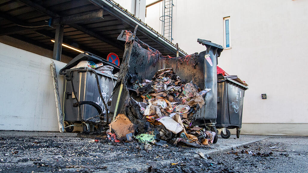 M\u00fclleimer gesprengt und Altpapiercontainer in Brand gesetzt