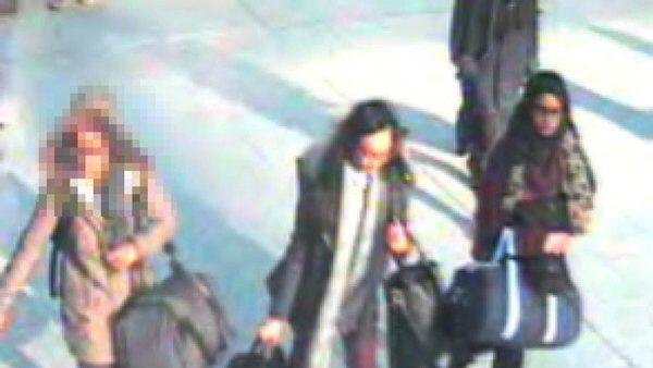 Drei Mädchen bei ihrer Abreise vor einer Woche in London