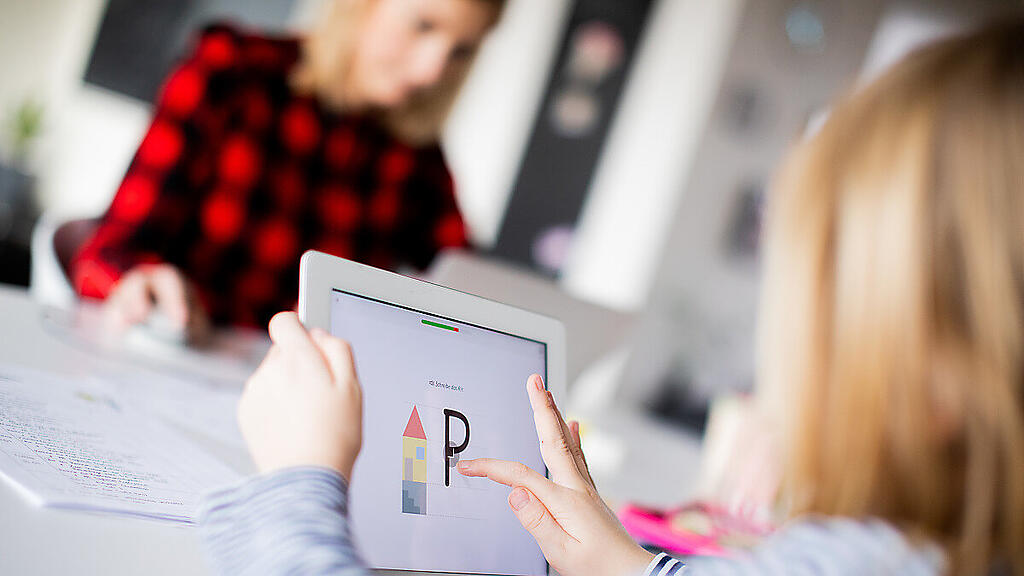 Distance Learning belastet Eltern, Kinder und Geschwister