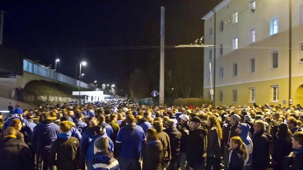 Schalke-Fanmarsch in Salzburg: Anhänger geraten in Rage