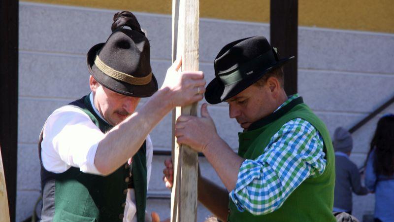 Maibaumaufstellen in Hof