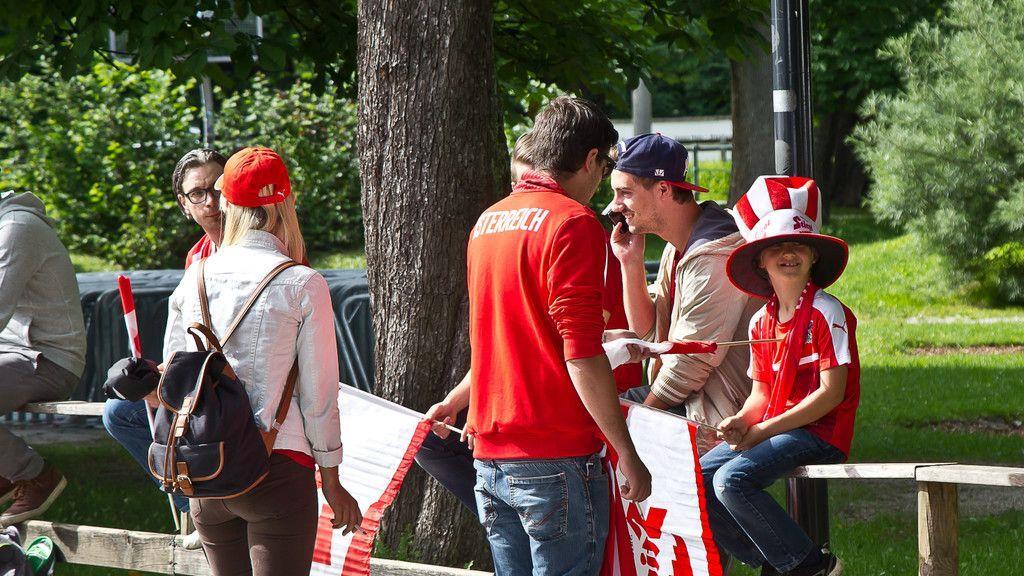 Volle Fan-Zone im Volksgarten