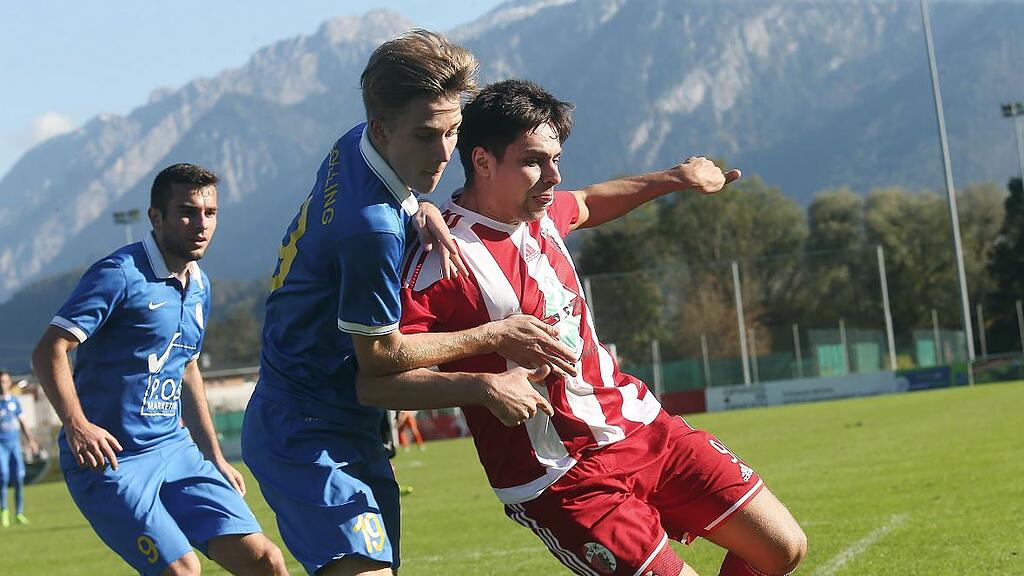 Kuchl (weiß-rot) setzte sich im Derby gegen Golling durch.