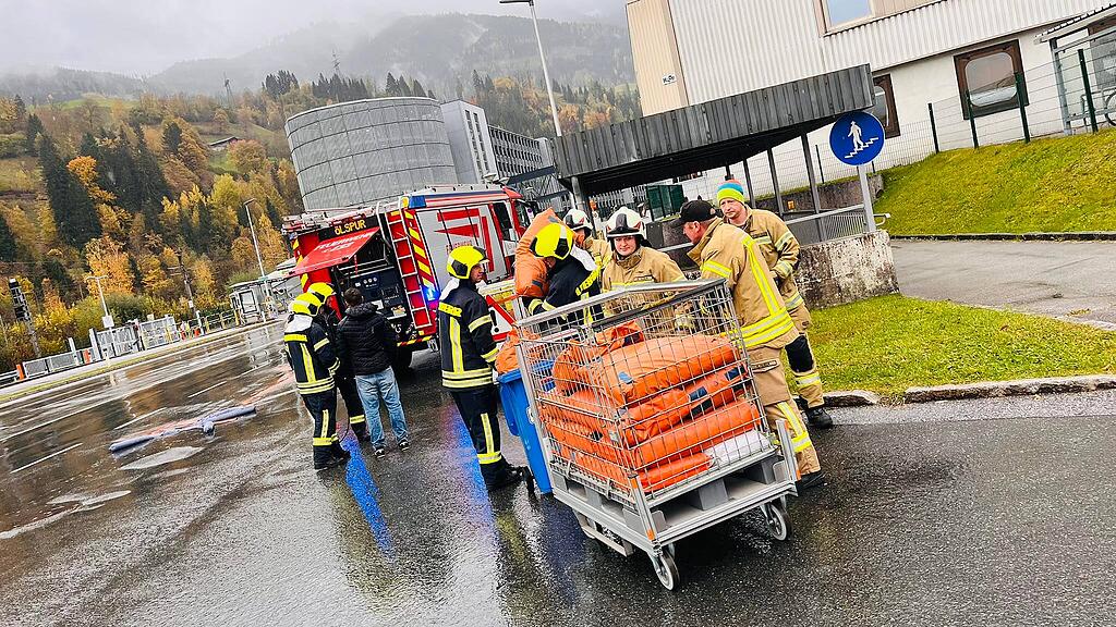 Diesel-Austritt in Bischofener Liebherr-Werk hält Feuerwehr auf Trab