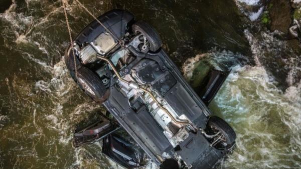 Wagen blieb am Dach im Wasser liegen