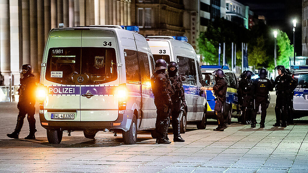 Kleingruppen lieferten sich Straßenschlachten mit der Polizei