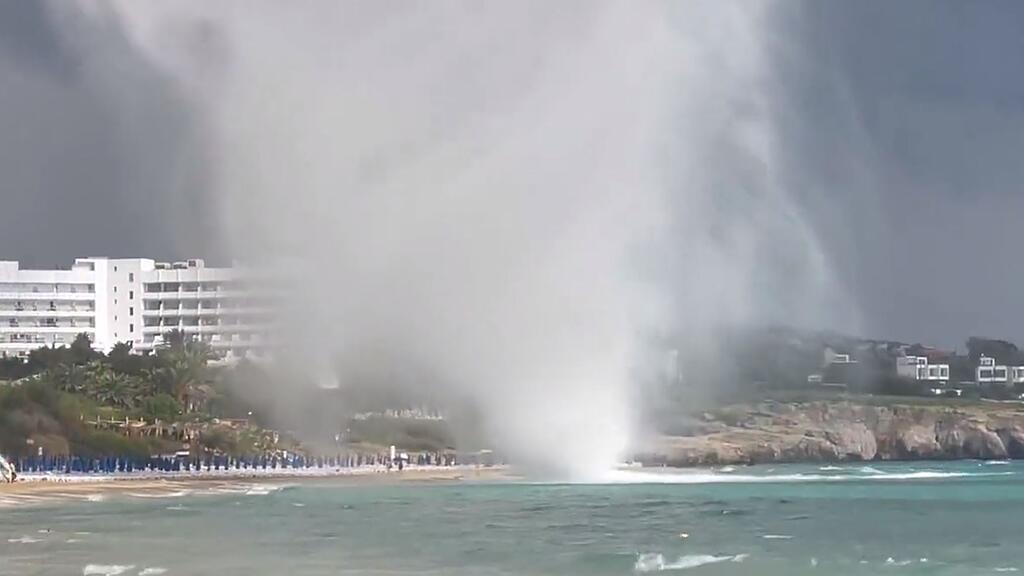 Zypern: Wasserhose fegt über Strand