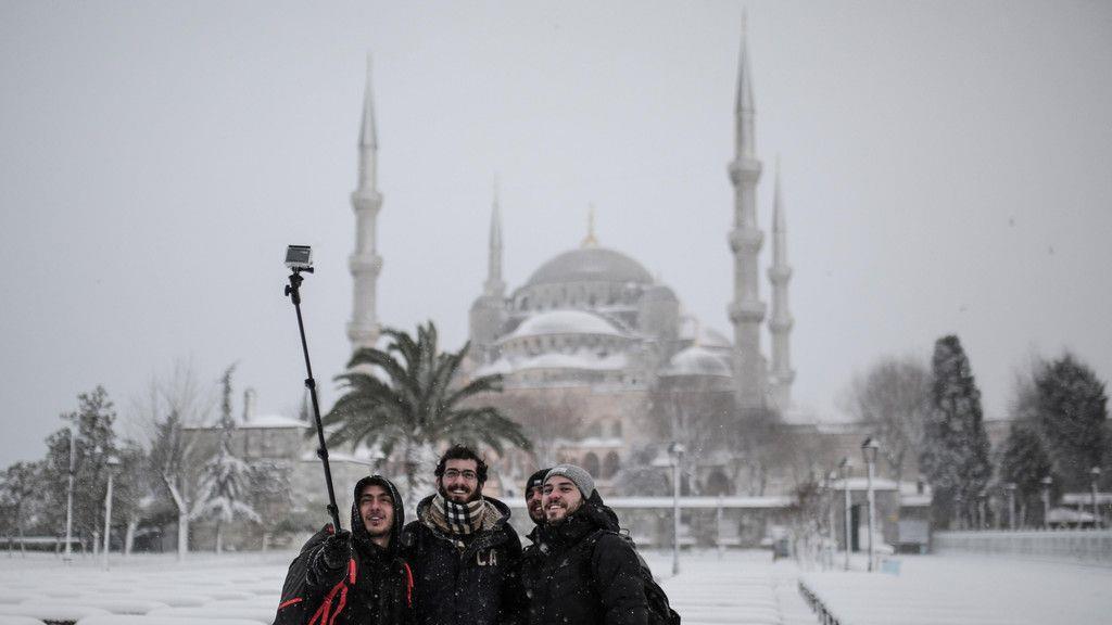 Schneefälle legen Istanbul lahm
