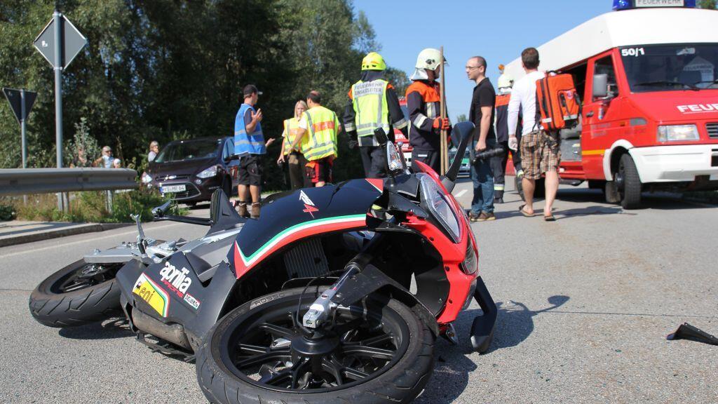 Der Biker wurde bei dem Aufprall durch die Heckscheibe des Pkws auf die Rückbank geschleudert.